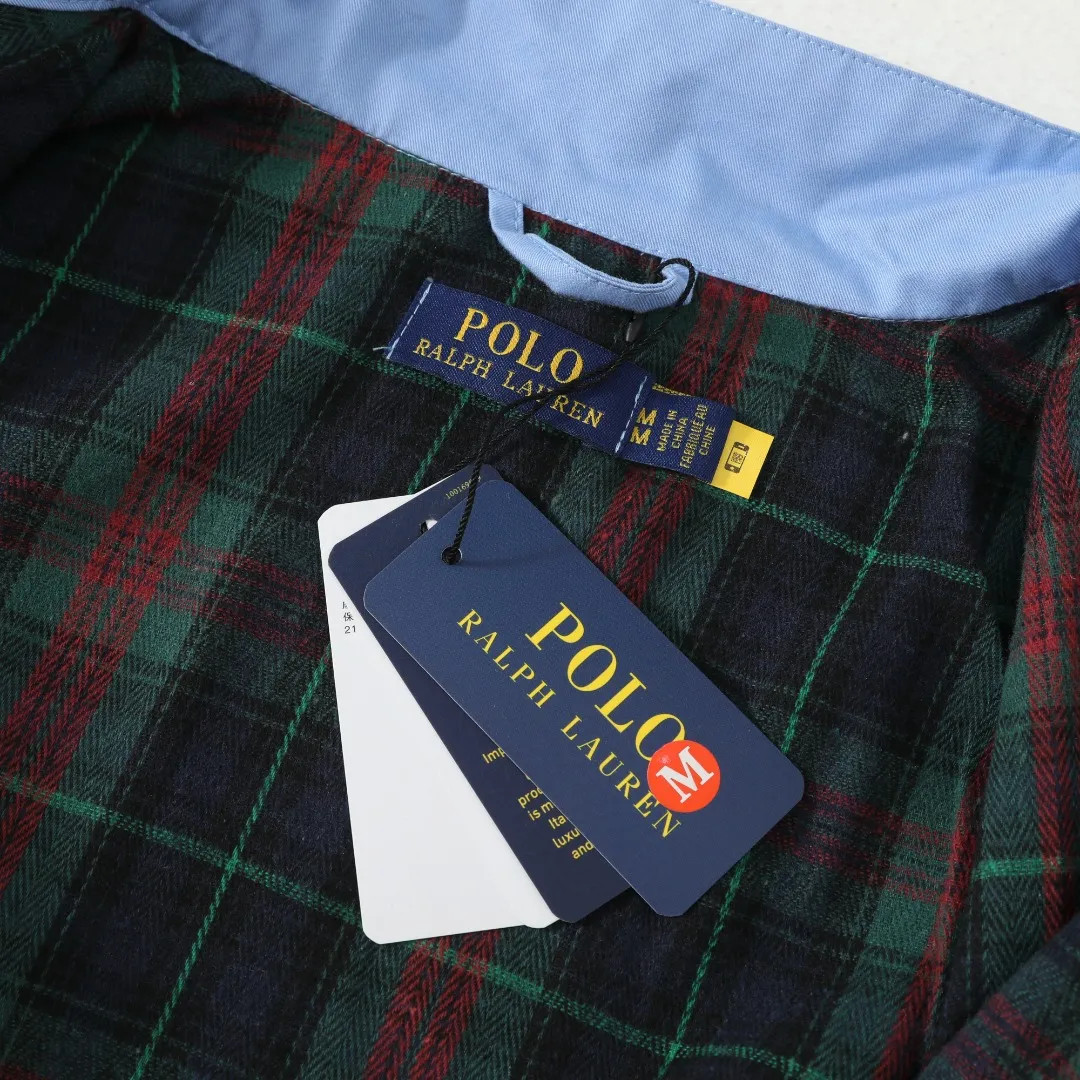 P350 #R23 Ralph Lauren polo white lily contract men's and women's old money style old cadre stand collar workwear Harrington jacket item number RL12020 The fabric has a double-layer shin feel and is full of weight! It's not as heavy as a regular jacket, and the ordinary cotton material feels really different. This one is super comfortable, soft and stylish, and has a green plaid interior that has a retro movie fashion feel! The fit is loose but not baggy. The size is just right and not too picky. The dropped shoulder design modifies the shoulder shape without making it look bulky. This silhouette is a style that will never go out of style after being worn for a long time. The upper body is also very durable and recognizable. The loose and reasonable fit can be worn by both men and women, making it easy to create a clean and refreshing youthful look. The embroidery on the chest is all German Oman embroidery fiber with original data. The embroidery process is very particular about using Japanese Tajima machines to ensure exquisite three-dimensional embroidery. That is what I said is different from the ones on the market. The workmanship is loose and can be used by boys and girls!! Color: Black Khaki Navy Blue Army Green Light Blue Size: M L XL XXL Length: 68/70/72/74 Bust: 122/126/130/134 Shoulder width: 53/54/55/56 Sleeve length: 65/66/67/68